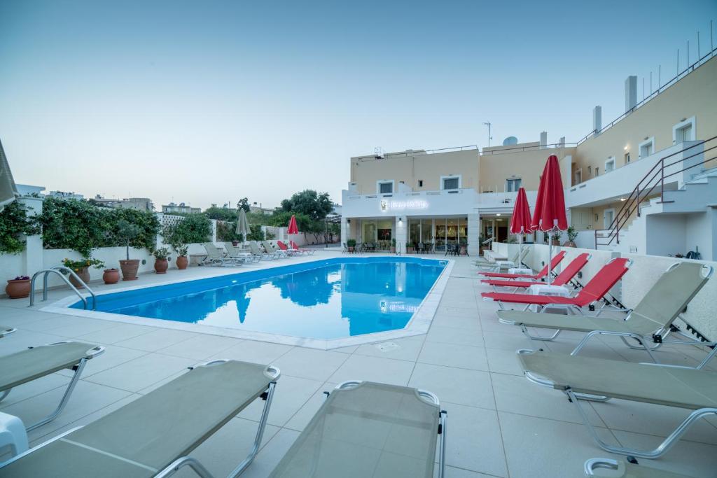 Bazén v ubytování Hiona Holiday Hotel nebo v jeho okolí