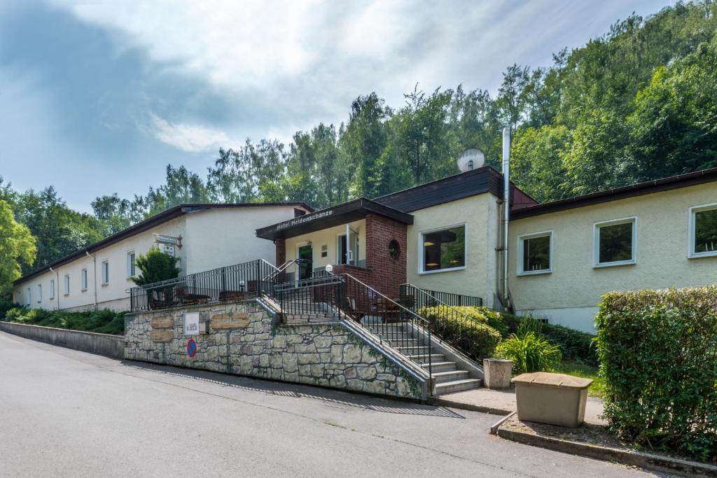 une rangée de maisons avec un mur en pierre dans l'établissement Hotel Heidenschanze, à Dresde