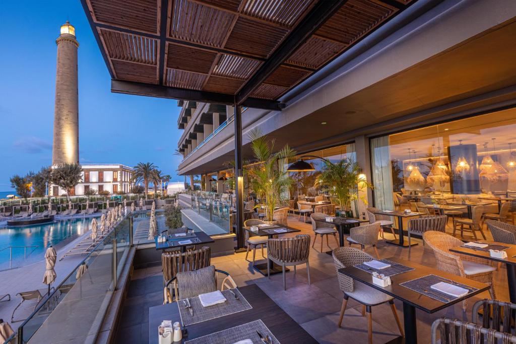 La alberca dentro o cerca de Hotel Faro, a Lopesan Collection Hotel - Adults Only