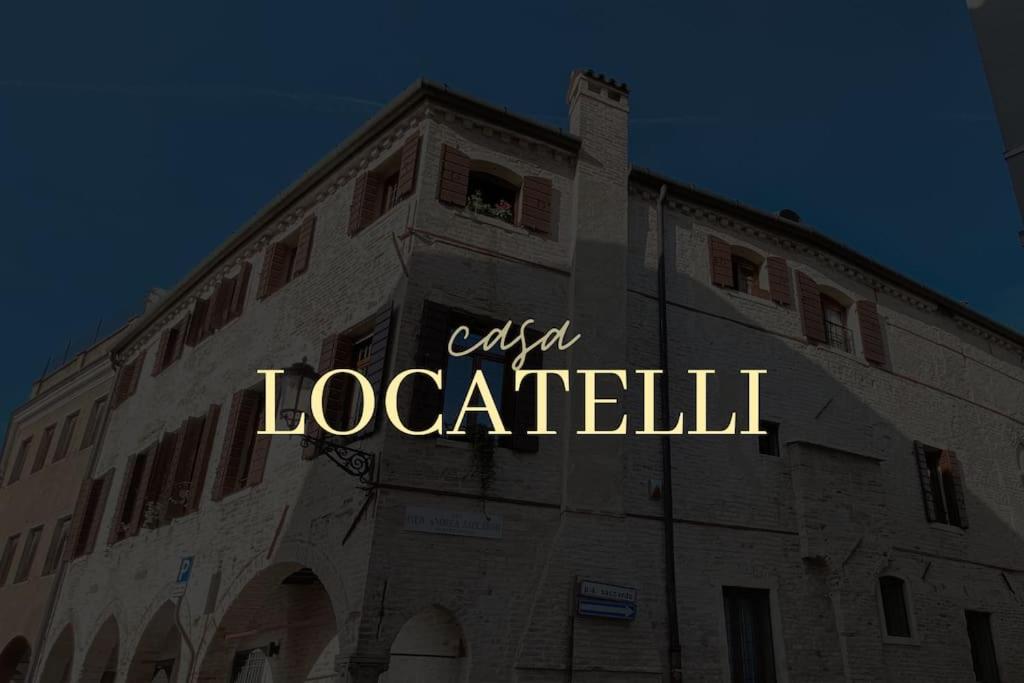 a building with a sign that readsciallocaldilli at Casa Locatelli - Apartment Deluxe & Suite in Padova