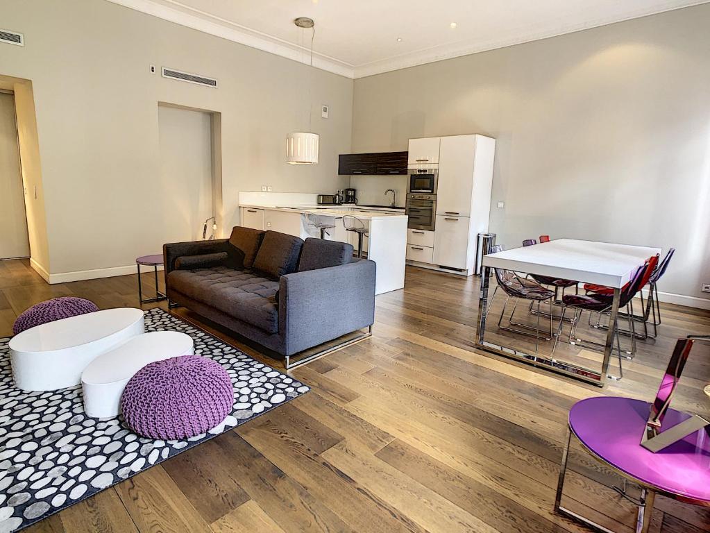 un salon avec un canapé et une table dans l'établissement Le Cid 3P CIR3374, à Cannes