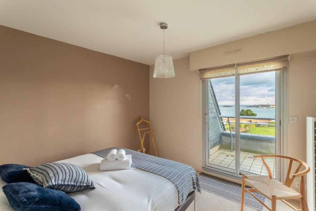 Postel nebo postele na pokoji v ubytování HEOL - appartement 2 chambres - vue mer et parking