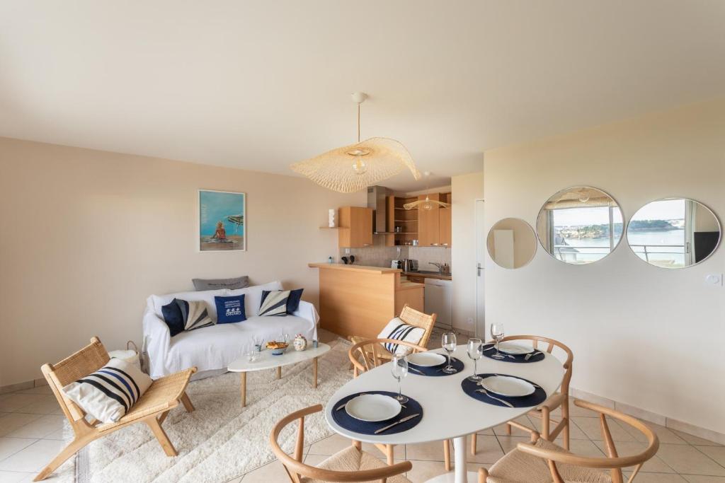Posezení v ubytování HEOL - appartement 2 chambres - vue mer et parking