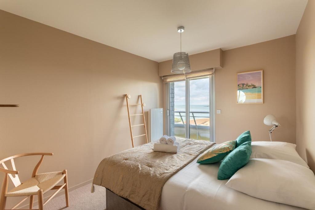 Postel nebo postele na pokoji v ubytování HEOL - appartement 2 chambres - vue mer et parking