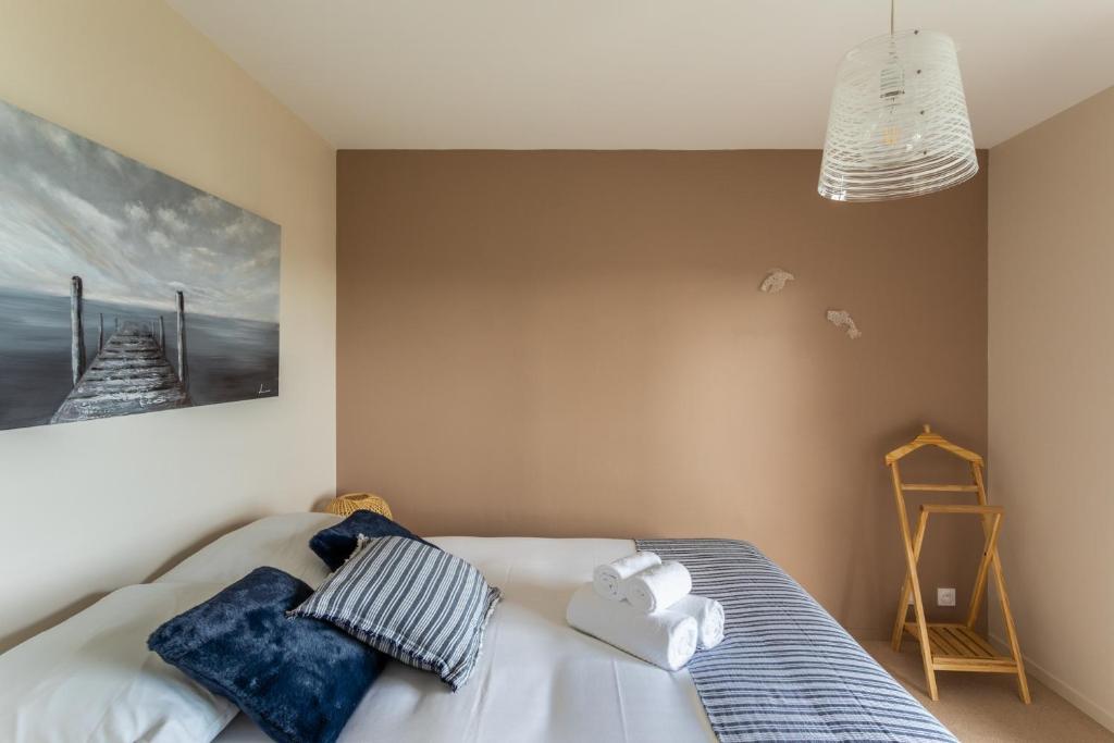 Postel nebo postele na pokoji v ubytování HEOL - appartement 2 chambres - vue mer et parking