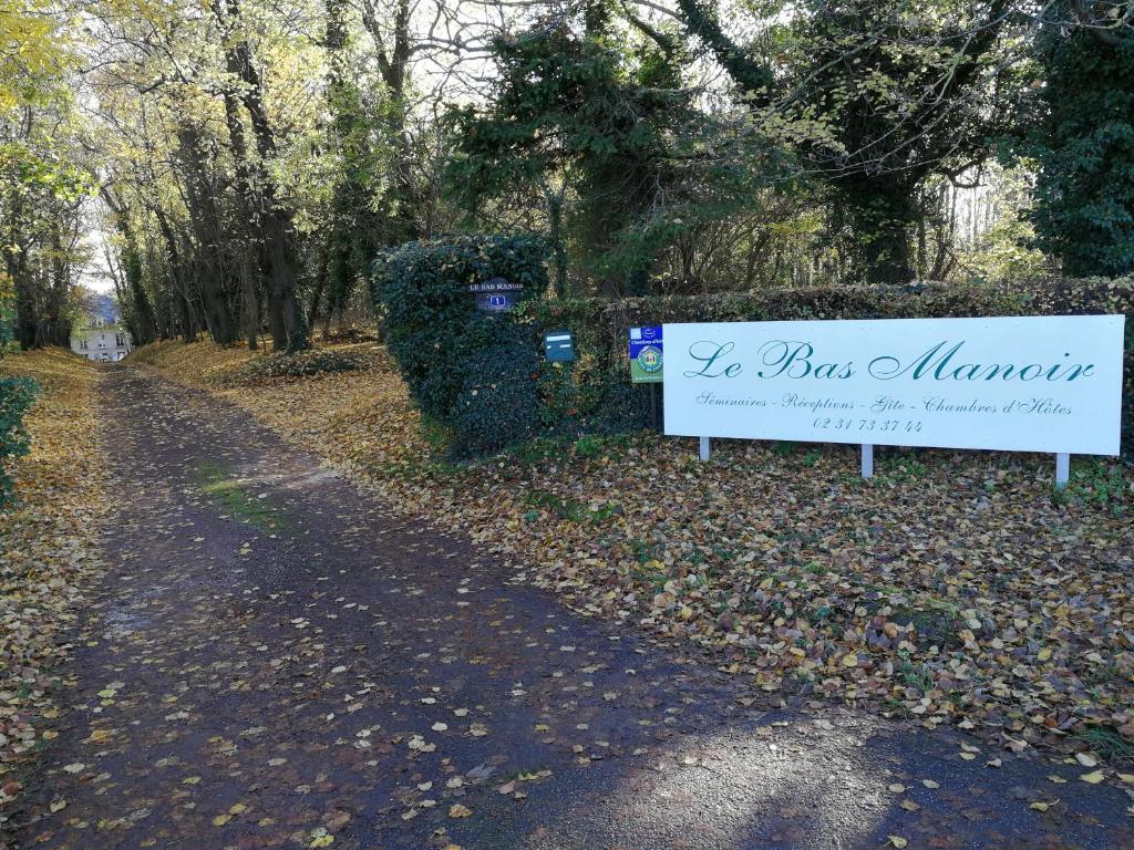 een bord dat zegt "wees blauwe marinier naast een weg" bij Chambres d'Hôtes Le Bas Manoir in Bretteville-sur-Odon
