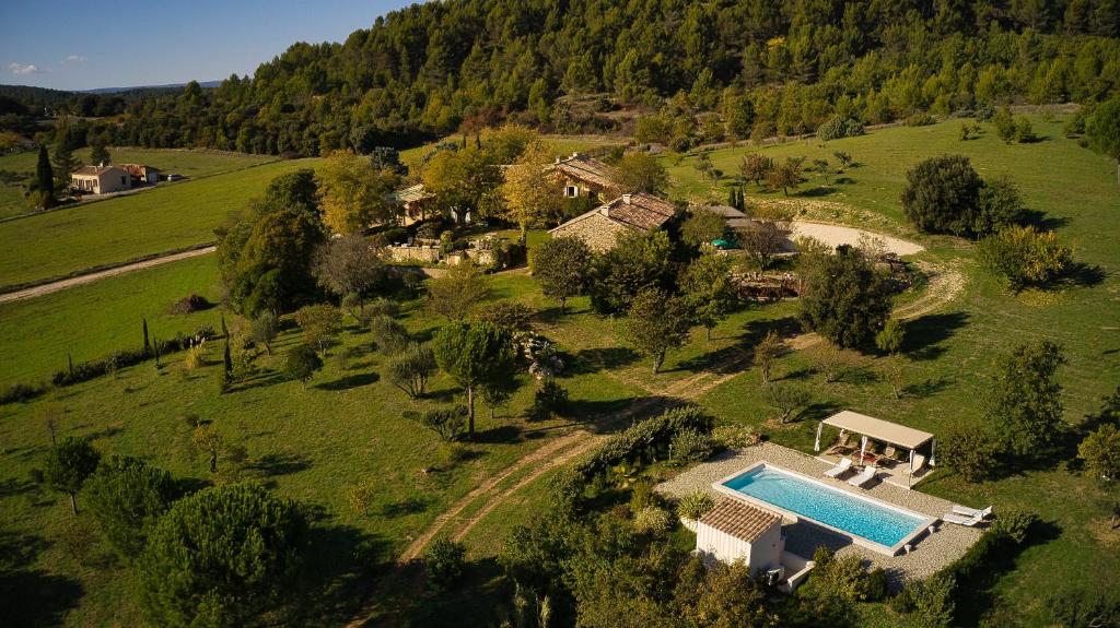 - une vue aérienne sur un domaine avec une piscine dans l'établissement Le Mas du Fort, à Gargas