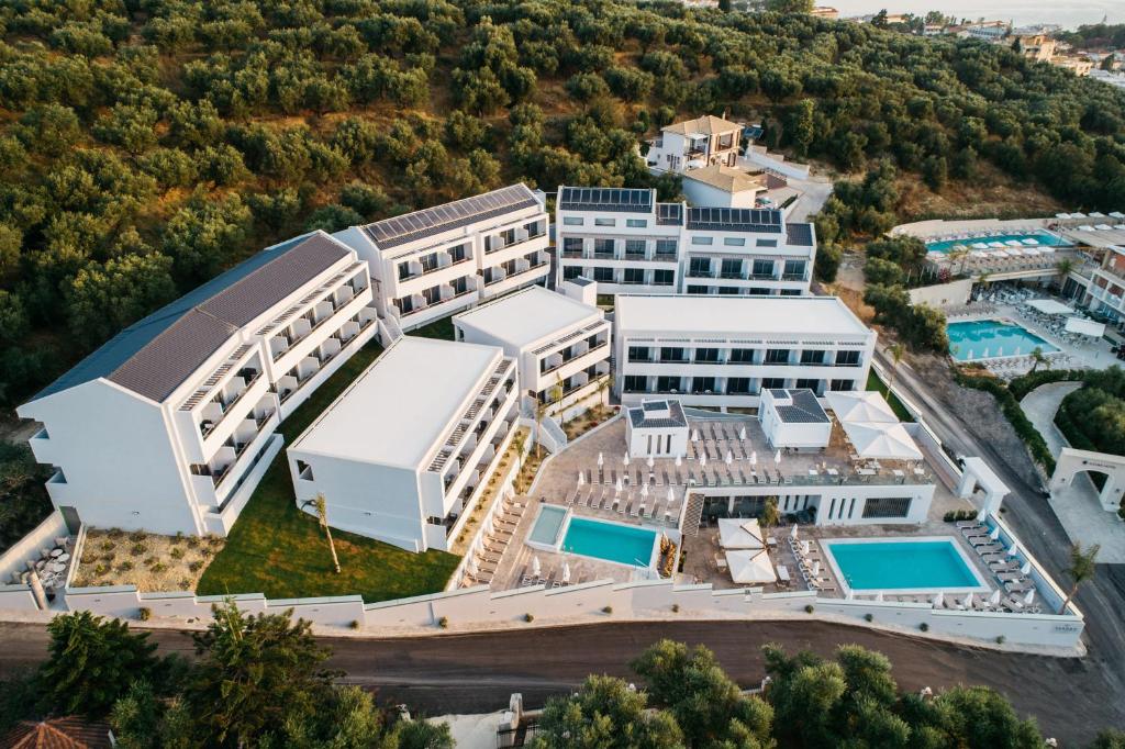 uma vista panorâmica de um edifício com piscinas em Tesoro Hotel Zakynthos em Tsilivi