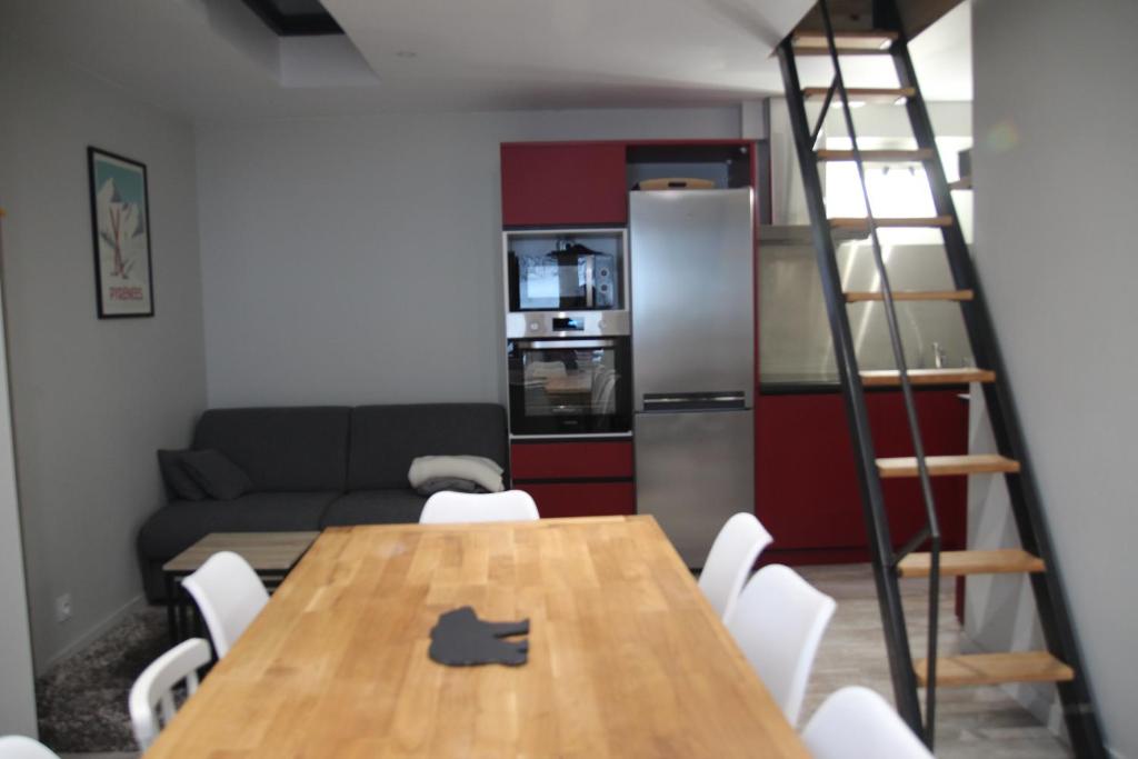 un salon avec une table et un canapé dans l'établissement Plein cœur Cauterets: Appartement 6/8 personnes, à Cauterets