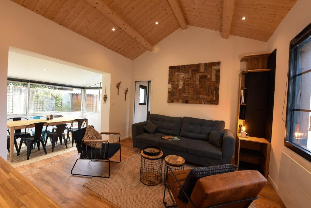 sala de estar con sofá y mesa en Maison moderne à deux pas de la mer, en Noirmoutier-en-l'Île