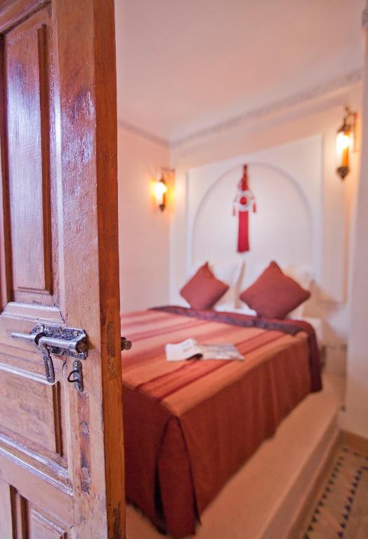 Postel nebo postele na pokoji v ubytování Riad Arbre Bleu