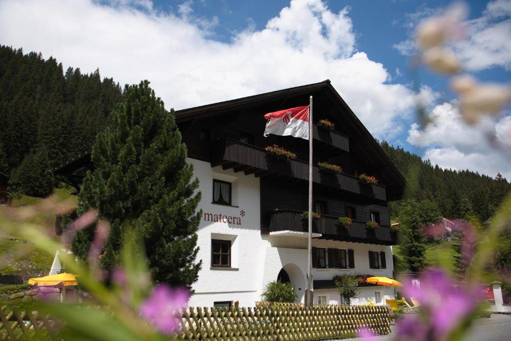 ein Hotel mit einer kanadischen Flagge davor in der Unterkunft Familienhotel Mateera Gargellen / Montafon in Gargellen