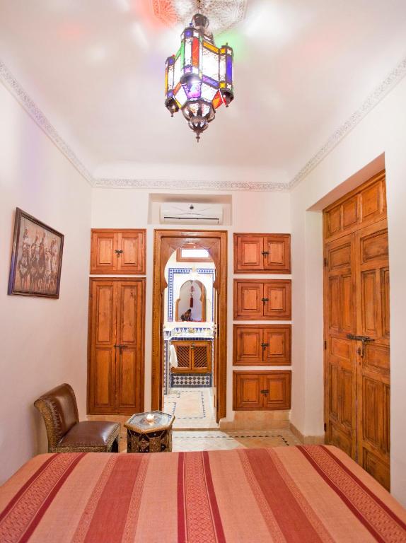 Postel nebo postele na pokoji v ubytování Riad Arbre Bleu