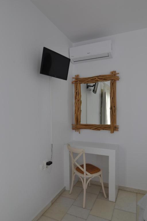 TV a/nebo společenská místnost v ubytování Artemis Hotel
