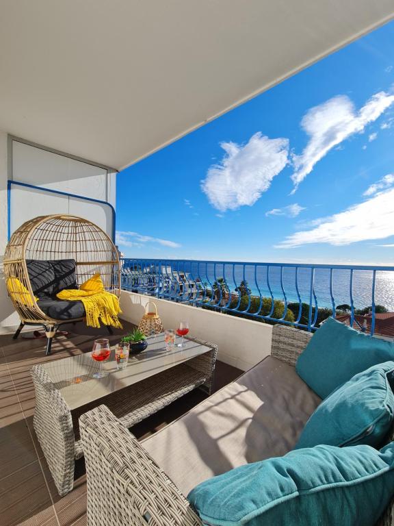 ein Wohnzimmer mit Meerblick in der Unterkunft Western Cannes - Panoramic View in Cannes