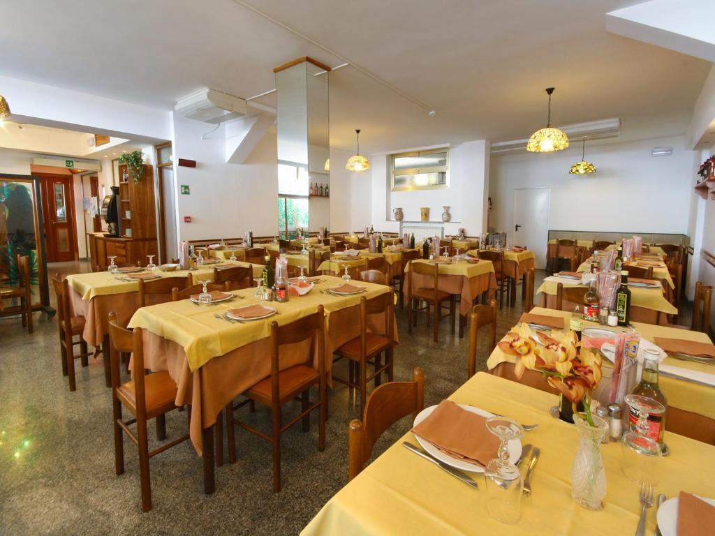 Reštaurácia alebo iné gastronomické zariadenie v ubytovaní Albergo Anita