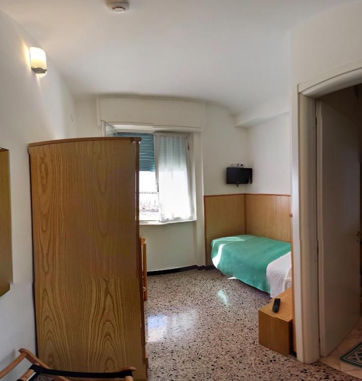 Televízia a/alebo spoločenská miestnosť v ubytovaní Albergo Anita