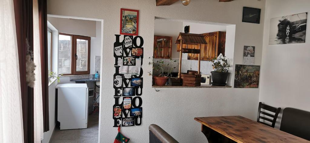 Kuchyň nebo kuchyňský kout v ubytování Banya Guest Rooms 23