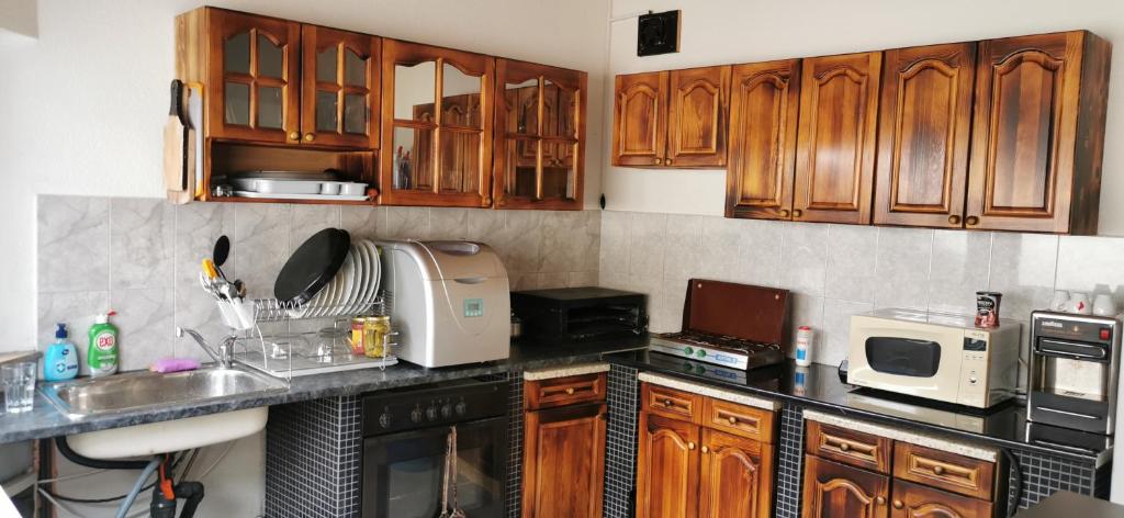Kuchyň nebo kuchyňský kout v ubytování Banya Guest Rooms 23