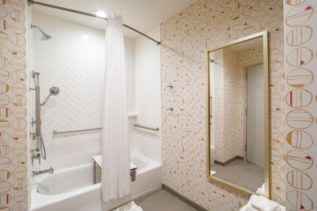 Holiday Inn - Columbia - Downtown, an IHG Hotel - King Room - Mobility Access Dubon - Non-fumeur