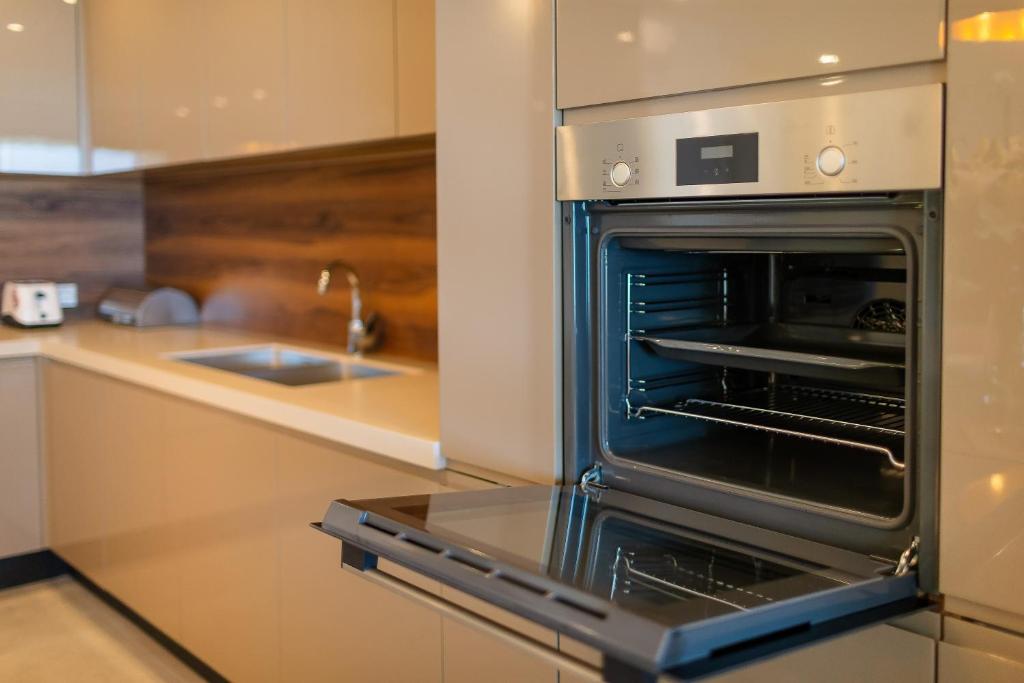 Kuchyň nebo kuchyňský kout v ubytování Sunraf Luxe Apartments