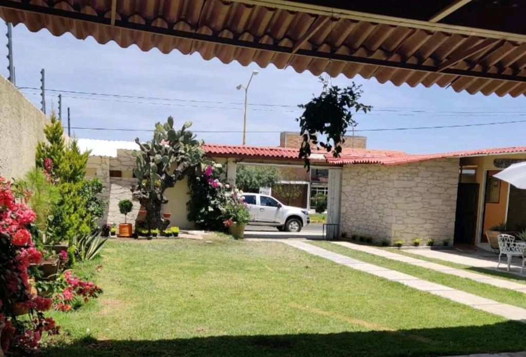 uma vista para uma casa com um quintal em Suites Pozos Mágico em San Luis de la Paz