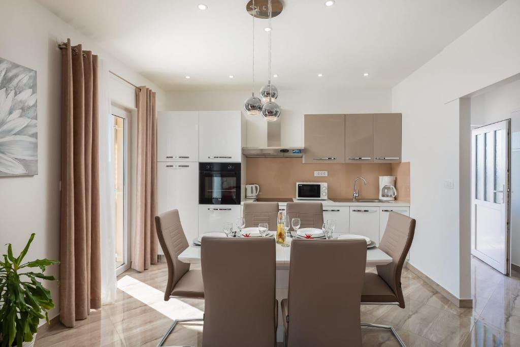 Kuchyňa alebo kuchynka v ubytovaní Apartman Dalibor, Stanići - Omiš