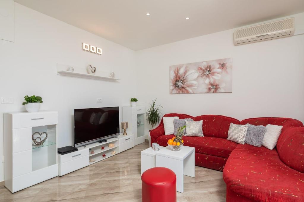 Televízia a/alebo spoločenská miestnosť v ubytovaní Apartman Dalibor, Stanići - Omiš