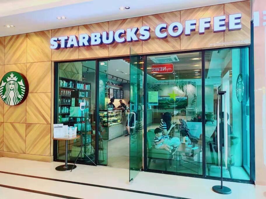 ジョージタウンにあるMansion One Comfy Homestayの外観の看板を持つスターバックス・コーヒーショップ