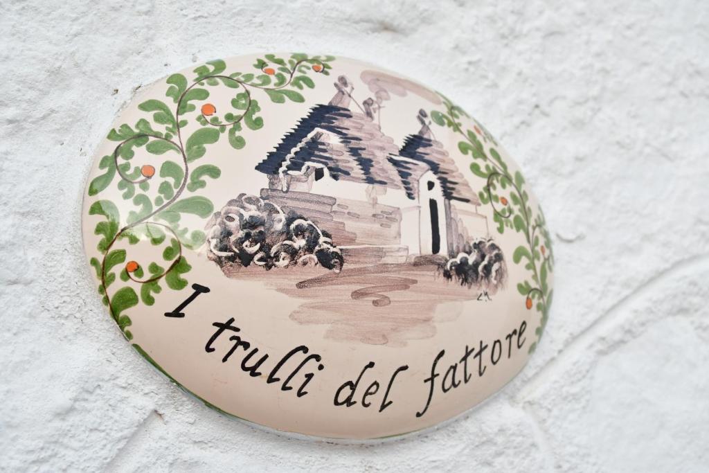 um pequeno prato com uma imagem de uma igreja em I trulli del fattore em Locorotondo