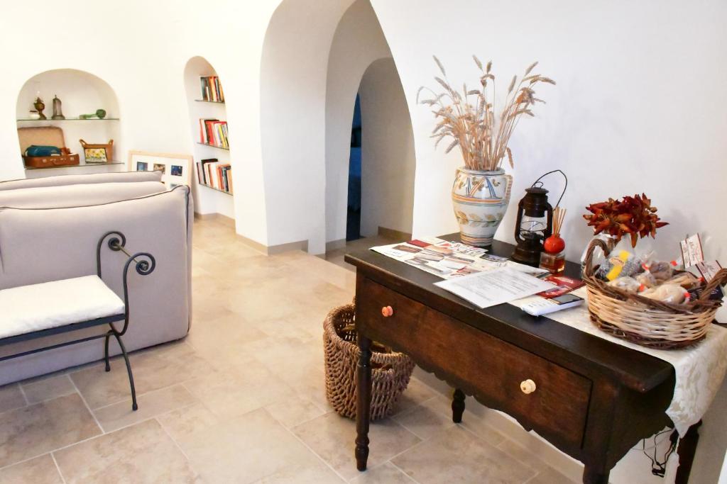 A seating area at I trulli del fattore