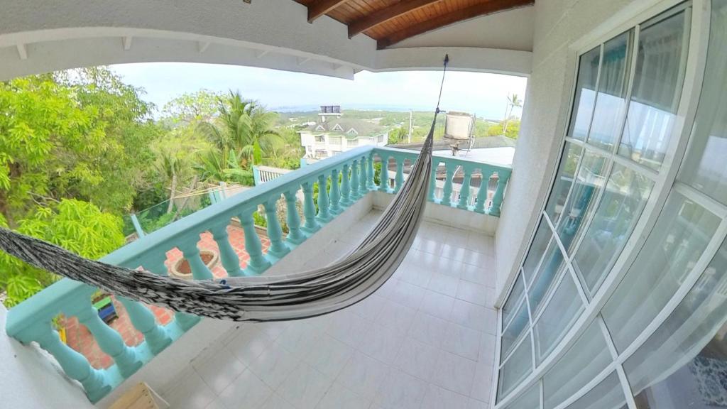 una hamaca en el balcón de una casa en Queen Elizabeth Natural Luxury, en San Andrés
