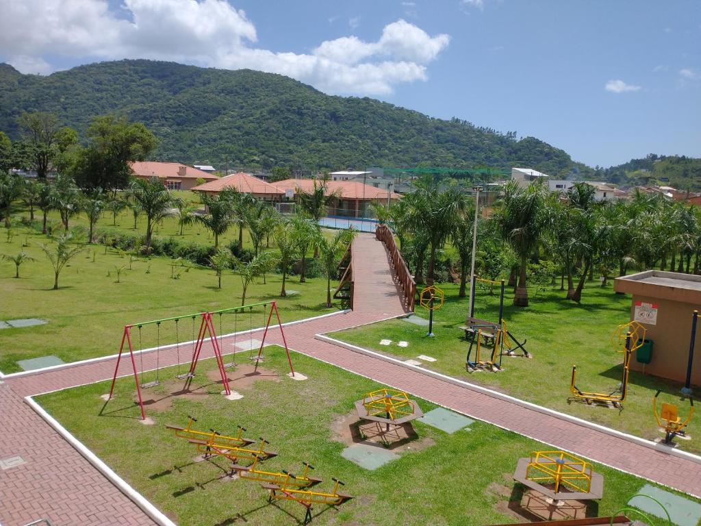 un parque con parque infantil y tobogán en Apto Vista Atlântico com 2 quartos com Ar Cond Wi-Fi TV SMART e Área de lazer, en Itapema