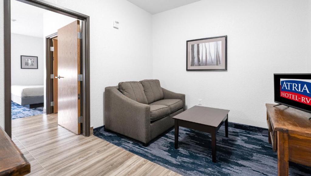 TV a/nebo společenská místnost v ubytování Atria Hotel and RV McGregor