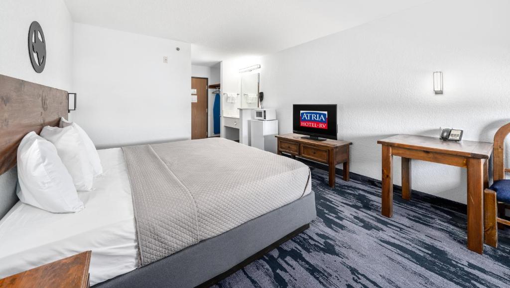 TV a/nebo společenská místnost v ubytování Atria Hotel and RV McGregor