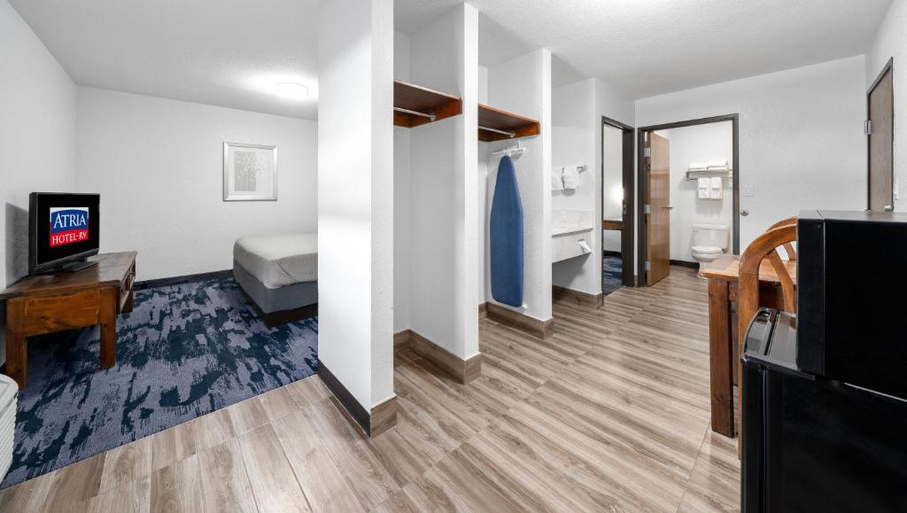 TV a/nebo společenská místnost v ubytování Atria Hotel and RV McGregor