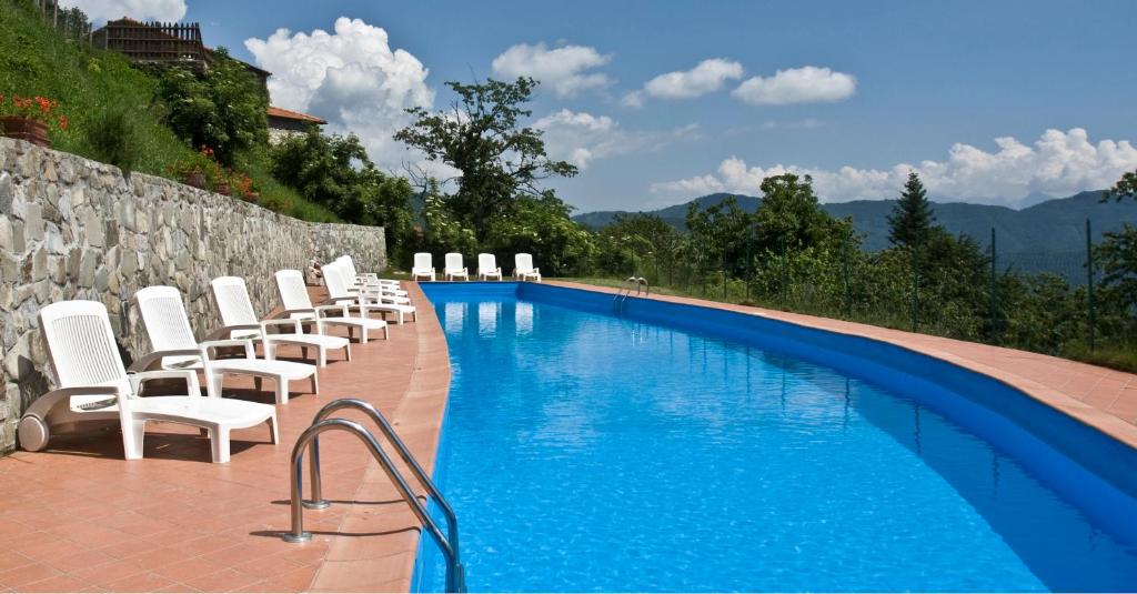 The swimming pool at or close to Agriturismo Montagna Verde Apella