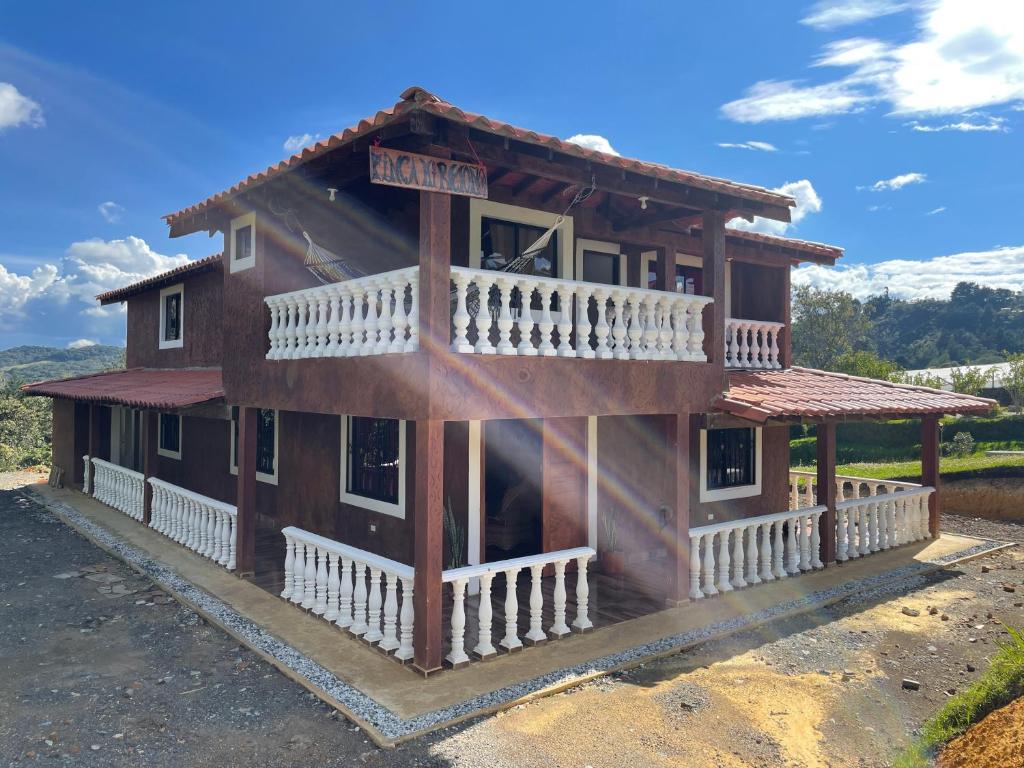 une maison avec un balcon sur le côté de celle-ci dans l'établissement Finca vista verde hostal mágico!, à Medellín