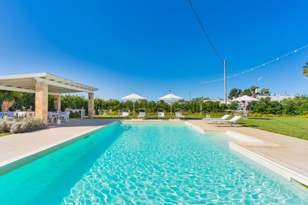 a swimming pool in a backyard with a gazebo at DIMORA FEO in Gallipoli