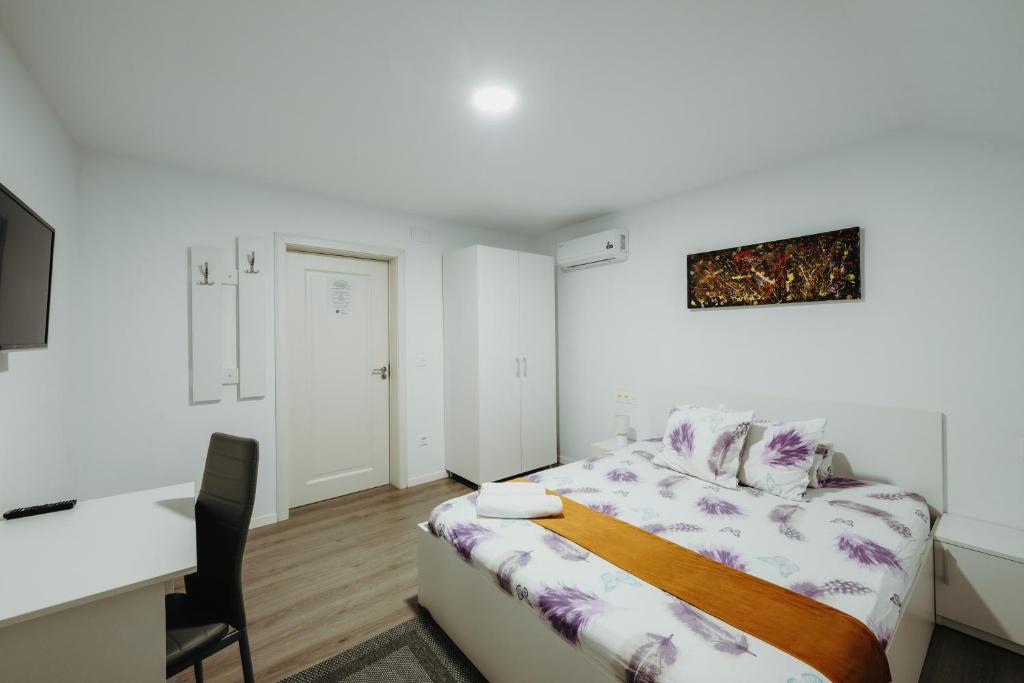 Pensiunea Karla - Double Room With Private Bathroom