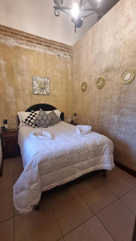 sypialnia z dużym łóżkiem w pokoju w obiekcie Hot Chipilin w mieście Antigua Guatemala