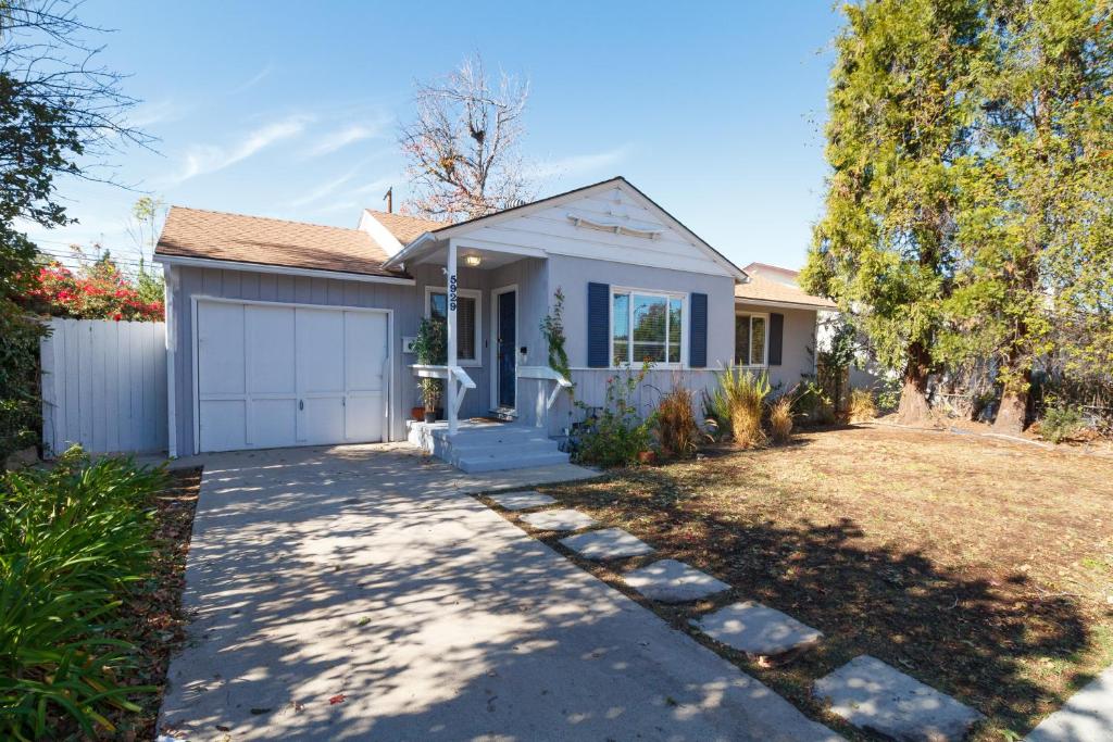 una piccola casa bianca con vialetto di Encino Charmer with Large backyard a Los Angeles