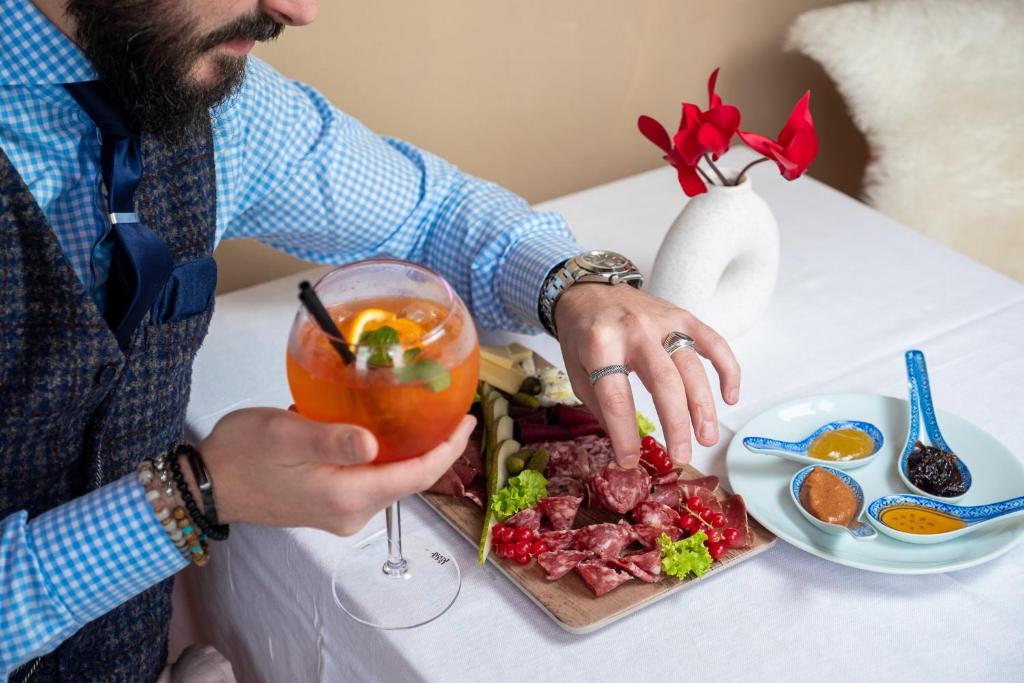 Eten bij of ergens in de buurt van het hotel

