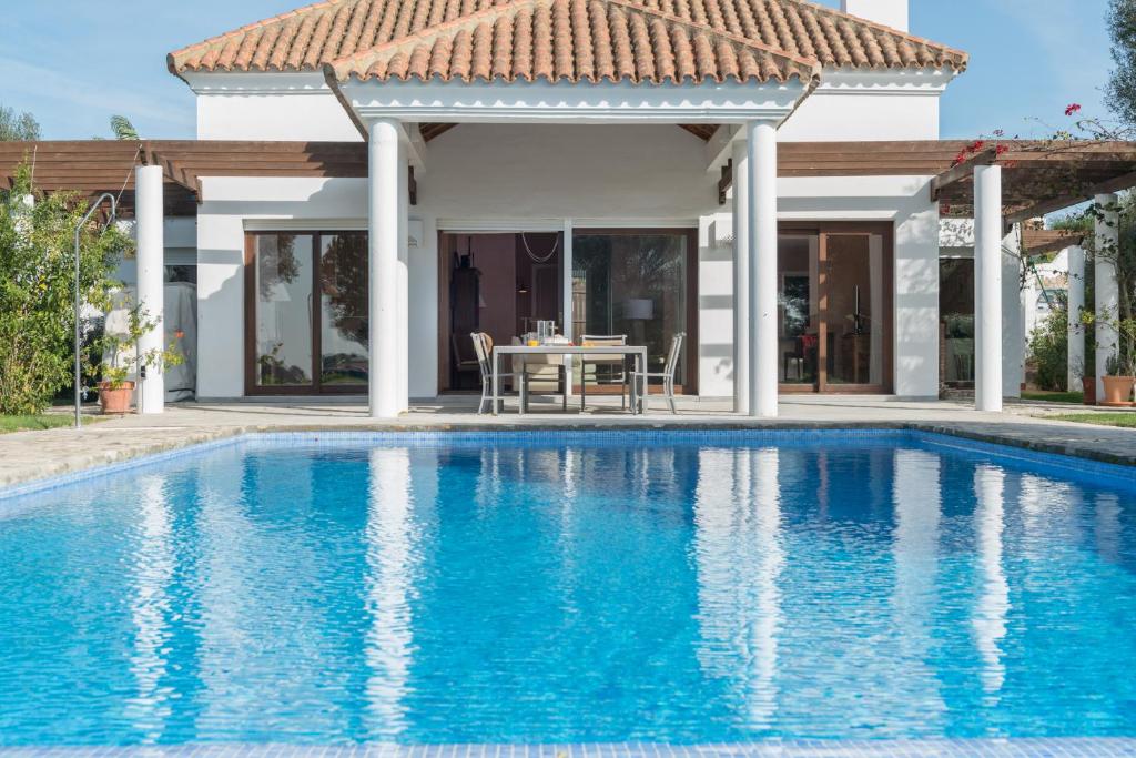 una piscina di fronte a una villa di Villa Lavanda a Benalup-Casas Viejas