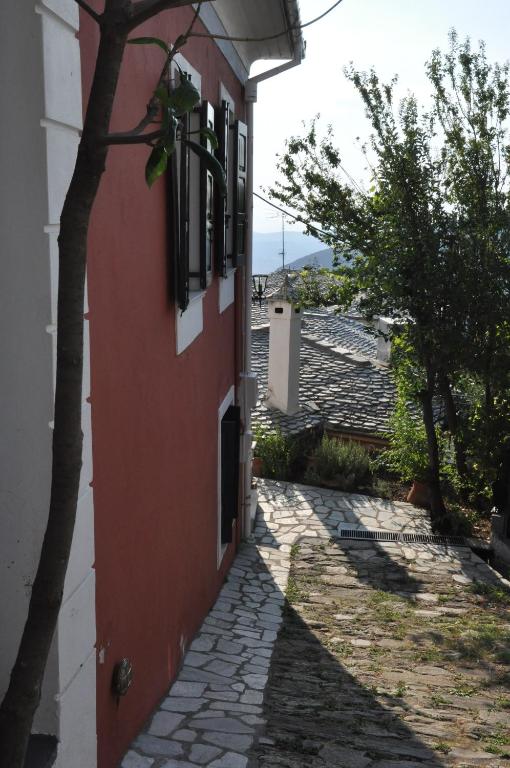 Zdjęcie z galerii obiektu Ολόκληρος χώρος 4 ατόμων στο κέντρο της Πορταριάς w mieście Portariá