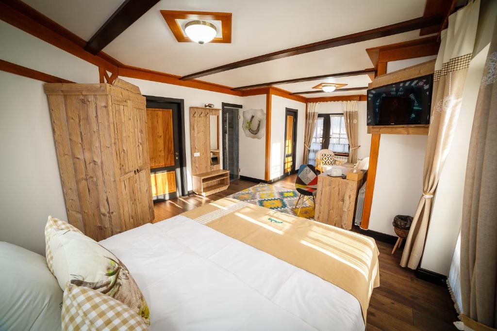 Colț de Austria - Sala De Reina Con Balcón