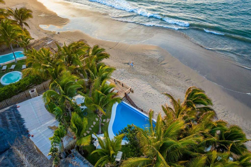 una vista aérea de una playa con palmeras y el océano en Casa del Rocío - Desing Beach House en Máncora