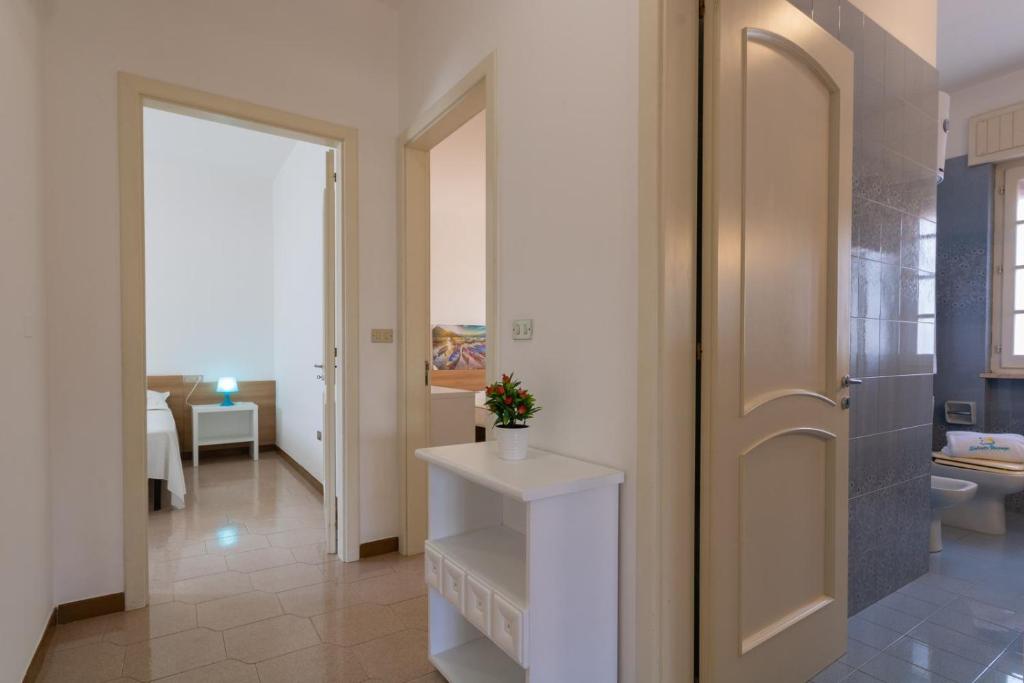łazienka z umywalką i toaletą w pokoju w obiekcie VILLA ISCHIA w mieście Torre Suda