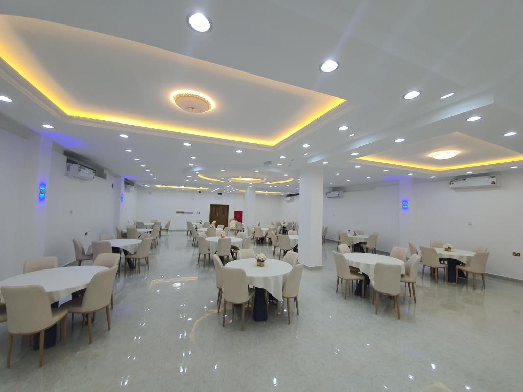 A restaurant or other place to eat at فندق المستقبل للشقق الفندقية ALMUSTAQBAL HOTEL Apartments