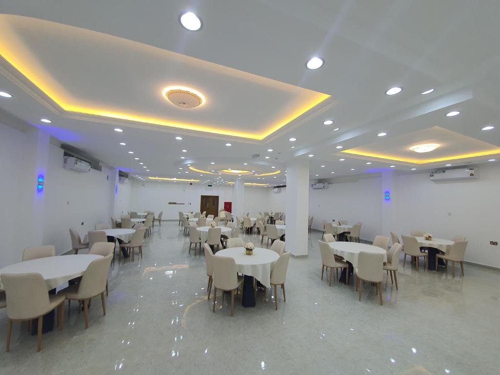 Restaurace v ubytování فندق المستقبل للشقق الفندقية ALMUSTAQBAL HOTEL Apartments